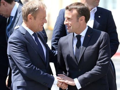 El presidente del Consejo Europeo, Donald Tusk, y el presidente francés, Emmanuel Macron, hablan este jueves durante la foto de familia de la cumbre en Sibiu.