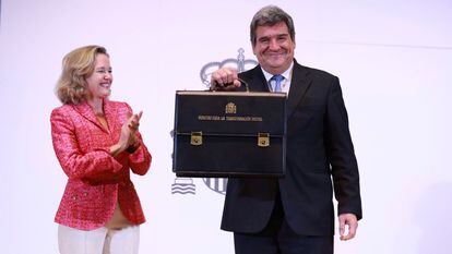 El nuevo ministro de Transformación Digital, José Luis Escrivá, junto su antecesora, Nadia Calviño, en el acto de toma de posesión.