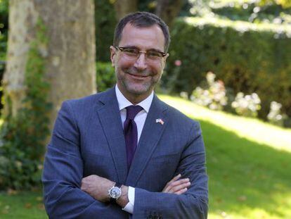 James Costos, en los jardines de la embajada de EE UU en Madrid, en 2016.