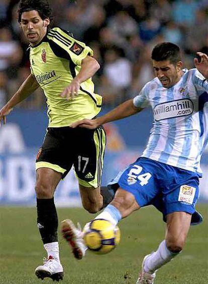 Juanito trata de controlar un balón ante Lafita.