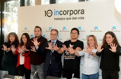 Marc Simón, de Fundación La Caixa (en el centro), con participantes del programa Incorpora.