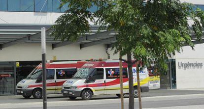 Ambulancias junto a la puerta de urgencias del hospital La Fe de Valencia.