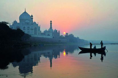 "A pesar de sus adornos severos, puramente geométricos, el Taj Mahal flota”, escribió el francés Henri Michaux. Hay pocos lugares tan bellos como el mausoleo de mármol blanco y piedras preciosas que el emperador mogol Shah Jahan mandó construir para su amada esposa Mumtaz Mahal junto al río Yamuna, en Agra (India). Todo en él transmite serenidad.