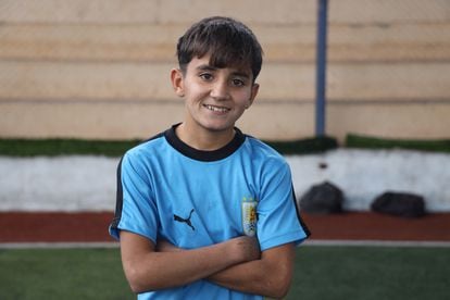 Una sonrisa aparece en el rostro de Hussein antes del comienzo del primer partido que ha disputado en el Mini Mundial de Idlib. Dice que le gusta el fútbol y aspira a ganar la “verdadera” Copa del Mundo con su equipo: Uruguay. Pero su gran sueño es regresar a su casa.
