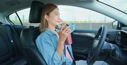 Una mujer en un coche autónomo.