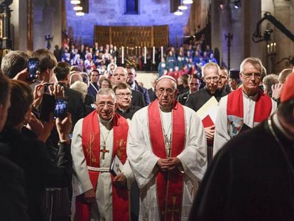 El papa Francisco (c), con el presidente de la Federación Luterana Mundial (LWF) en una misa ecuménica en la Catedral de Lund (Suecia).