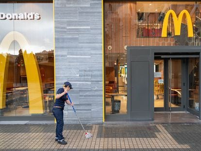 Una empleada de McDonald's de una tienda de Barcelona.