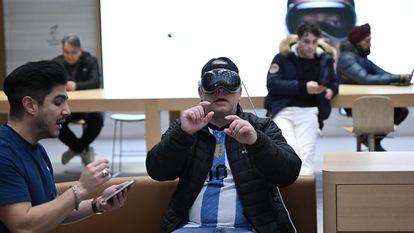 Un cliente prueba las nuevas gafas de realidad mixta Apple Vision Pro en una tienda de Nueva York.
