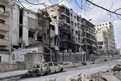 Un edificio da&ntilde;ado por las bombas en Alepo.