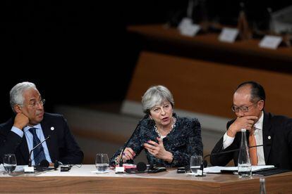 El primer ministro de Portugal Antonio Costa, la primera ministra de Gran Bretaña Theresa May y el presidente del Banco Mundial, Jim Yong Kim, participan en una sesión de One Planet Summit.