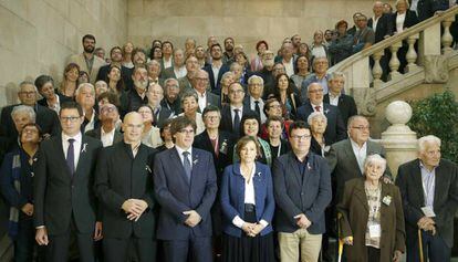 Familiares y v&iacute;ctimas del franquismo posan con los diputados tras la votaci&oacute;n.