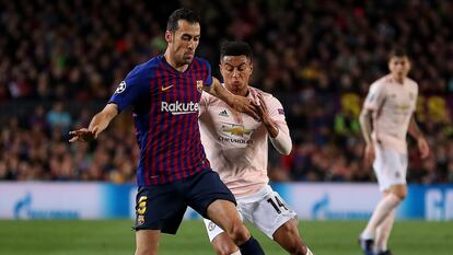 Sergio Busquets protege el balón ante Jesse Lingard, durante los cuartos de final de la Champions League entre el Barcelona y el Manchester United en el Camp Nou, en Barcelona el 16 de abril de 2019.