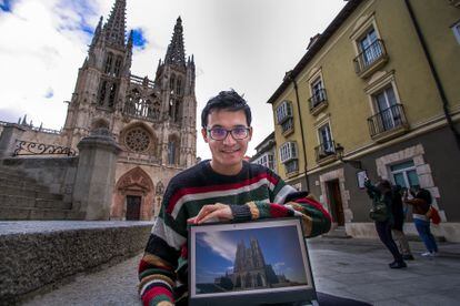 Gabriel García posa junto a su recreación de la catedral de Burgos frente al monumento.