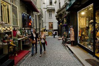 Tiendas de ropa en Beyoglu, el distrito 'trendy' de Estambul.