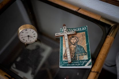 Mesilla de noche del escritor en la habitación donde dormía y donde murió en el año 2010. Sus descendientes, que vieron cómo la pandemia y la falta de entendimiento de las Administraciones impidieron que las celebraciones del centenario (2020) dispusiesen de una sede más de la modesta Fundación Miguel Delibes, ubicada en una sala de exposiciones vallisoletana, ejemplifican sobre la importancia del nuevo emplazamiento.

