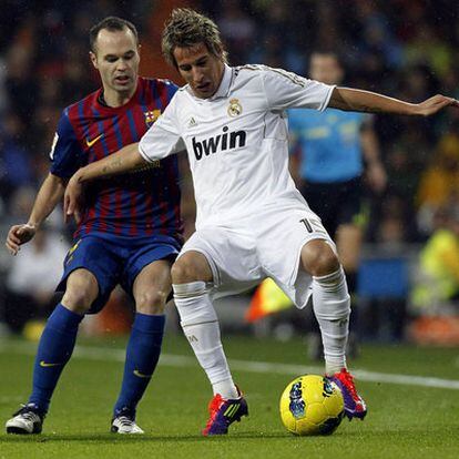 Coentrão protege el balón ante Iniesta, en el último clásico.