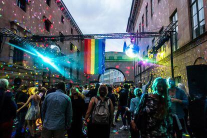 Conpenhague será co-sede, junto con la cercana ciudad sueca de Mälmo, del <a href="http://copenhagenpride.dk/#!/en/page/expression-of-interest-in-hosting-worldpride-2021" target="_blank">World Pride 2021.</a> Mientras tanto se centra en su Semana del Orgullo 2019, que celebra entre el 13 y el 18 de agosto, con su gran desfile previsto para el sábado 17 de agosto. Durante esos días, la plaza del Ayuntamiento, donde se concentran buena parte de las actividades (gratuitas), queda rebautizada como la plaza del Orgullo. Desde 2017, la celebración ofrece, además, la posibilidad de que las parejas que quieran casarse durante esta fiesta de la diversidad puedan hacerlo en algún lugar emblemático de la capital danesa. Oficia como maestro de ceremonias un activista LGTB (más información aquí: <a href="https://idocph.kk.dk/node/1693" target="_blank">idocph.kk.dk</a>)