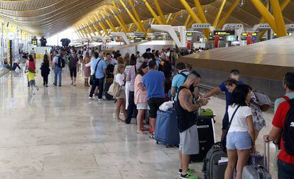Decenas de pasajeros en la terminal 4 de Madrid-Barajas.