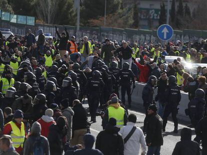 Carga de los antidisturbios tras el corte de la M-40, durante las protestas de los taxistas, ayer en los alrededores de Ifema. 