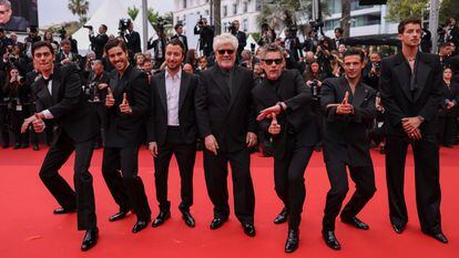 Pedro Almodóvar, con sus actores en Cannes.