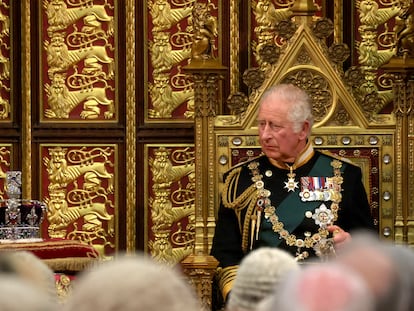 Carlos III, entonces príncipe de Gales, observaba la corona imperial durante la apertura del Parlamento, el 10 de mayo de 2022.