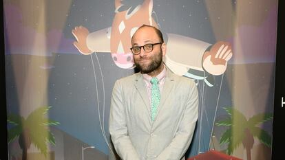 Raphael Bob-Waksberg, frente a una imagen promocional de su serie 'Bojack Horseman'.