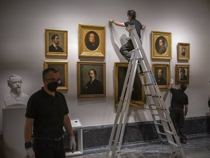 Varios operarios trabajan en una de las salas del Museo del Prado.