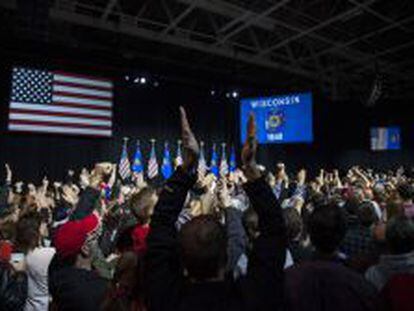 Partidarios del partido depublicano reaccionan a los resultados electorales en Milwaukee, Wisconsin.