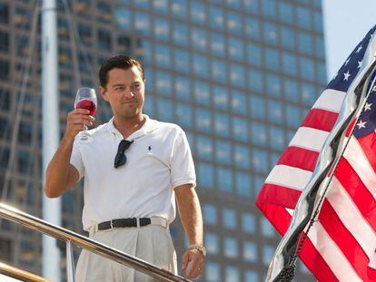 Leonardo DiCaprio sí que sabe beber vivo en 'El lobo de Wall Street' (2013).