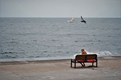 Un hombre en la playa Lanzheron de la ciudad de Odesa.