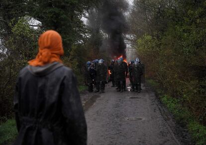 La policía francesa y un grupo de ecologistas se han enfrentado este lunes durante el desalojo del aeropuerto Grand Ouest en Notre-Dame-des-Landes, una pequeña ciudad situada cerca de Nantes (oeste). En la imagen, un manifestante frente a la policía francesa en la zona 'okupa' (Zona a Defender o ZAD), el 9 de abril de 2018.