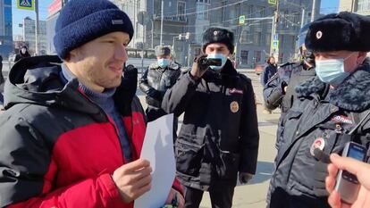 Un hombre muestra una pancarta blanca en señal de protesta en Novosibirsk (Rusia) el 13 de marzo.