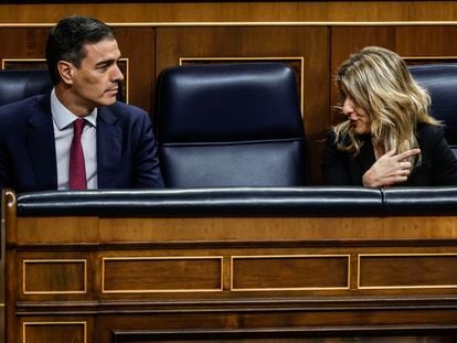 Pedro Sánchez y Yolanda Díaz, en un pleno de control en el Congreso en febrero.