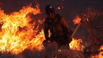 Un bombero actúa contra las llamas en el desierto de Mojave, en el Mojave National Preserve (California).