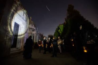 Una guía ataviada como la marquesa Milagros de Elduayen relata a los visitantes la historia del conservero Bernardo Alfageme.