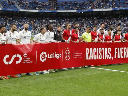 Los jugadores del Real Madrid y del Rayo Vallecano sostienen la pancarta contra el racismo en el fútbol durante la jornada 36 de LaLiga Santander.