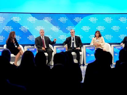 Desde la izquierda, Marisol Argueta (WEF); el presidente de Colombia, Iván Duque; de República Dominicana, Luis Rodolfo Abinader; la vicepresidenta de Perú, Dina Ercilia Boluarte, y el presidente de Costa Rica, Rodrigo Chaves, en el Foro de Davos este martes.