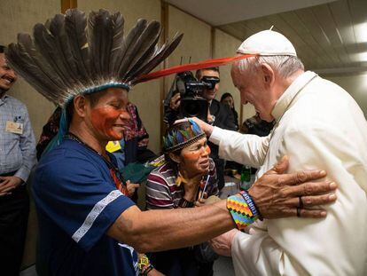  El papa Francisco recibe a personas de la Amazonia durante el sínodo, el pasado día 17