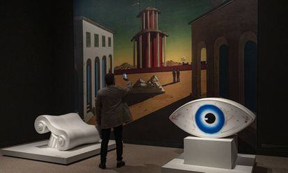 Reproducció de 'Plaça d'Itàlia metafísica', de De Chirico, ull de Man Ray i 'Capitell', de Studio65.