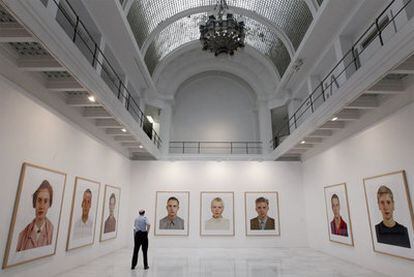 Perspectiva de la serie de retratos del fotógrafo alemán Thomas Ruff en la Sala Alcalá 31.