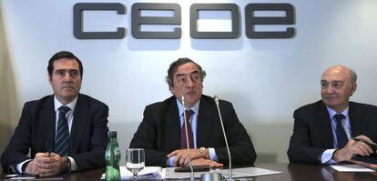 El presidente de CEOE, Juan Rosell, junto al vicepresidente, Jos&eacute; Mar&iacute;a Lacasa (derecha), y el presidente de CEPYME, Antonio Garamendi 