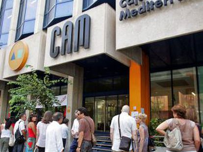 Concentración de trabajadores ante las oficinas de la CAM en Alicante el pasado verano.