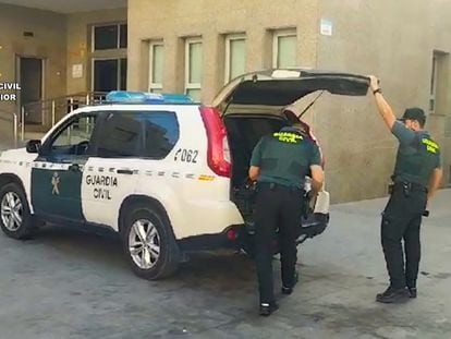 Agentes de la Guardia Civil frente al Ayuntamiento de Roquetas de Mar (Almería).