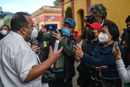 Un grupo de periodistas realizan una entrevista a las afueras de la UNACH, en en San Cristobal de las Casas, Chiapas, el 5 de marzo de 2022.