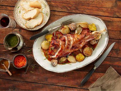El cabrito, conocido también como baifo, es una carne muy popular en Canarias. La receta insular por excelencia es el cabrito embarrado, acompañado de papas.