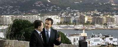 José Luis Rodríguez Zapatero y Romano Prodi conversan tras la cumbre hispano-italiana en Ibiza.