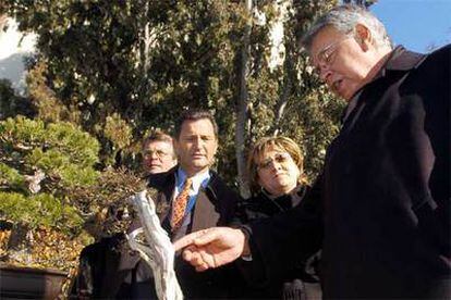 El ex presidente del Gobierno, durante la inauguración de la exposición con sus bonsáis en el Jardín Botánico de Madrid.