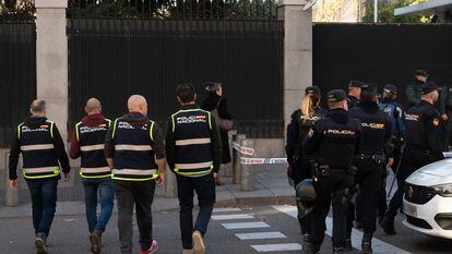 Agentes de la Policía Nacional, en las inmediaciones de la Embajada de EEUU en Madrid, donde este jueves se ha detonado un sobre con material pirotécnico.