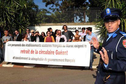 Protestas de trabajadores del Colegio Francés de Rabat (Marruecos), la semana pasada, contra la política gala de inmigración.