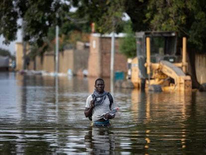 Un vecino del barrio de Walia, en Yamena, capital de Chad, camina en el agua por una de las calles inundadas.